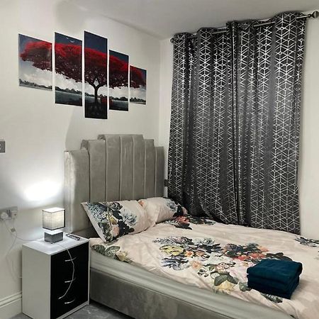 3 Bedroom Whalley Aparthotel Burnley Exterior photo