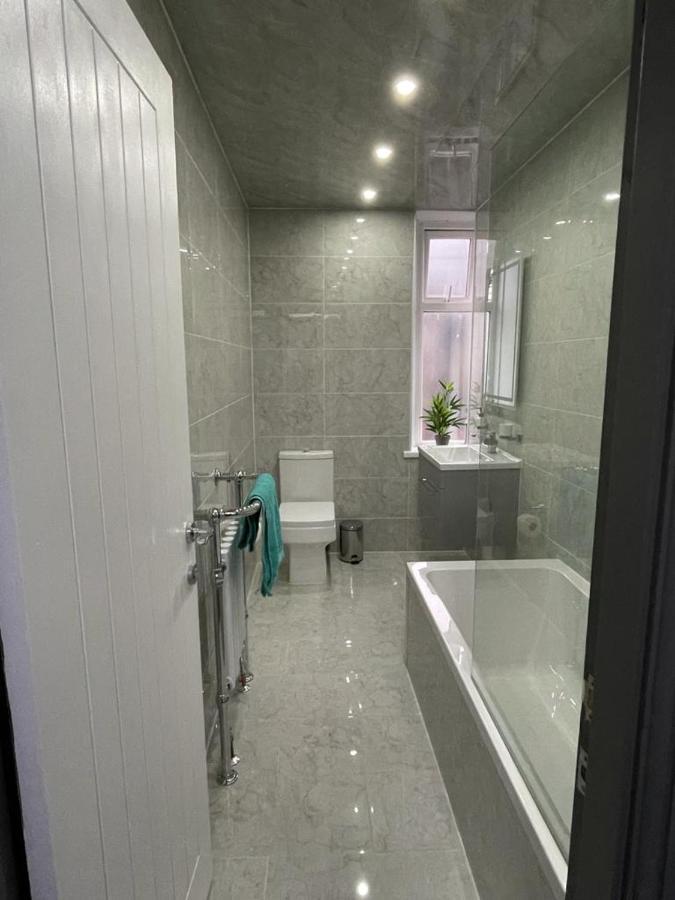 3 Bedroom Whalley Aparthotel Burnley Exterior photo