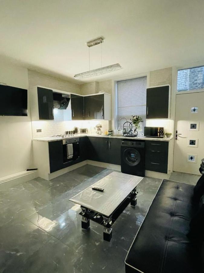 3 Bedroom Whalley Aparthotel Burnley Exterior photo